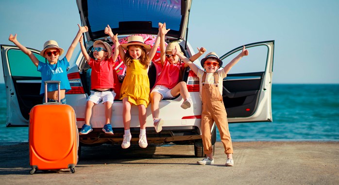 Kinderen op vakantie bij auto